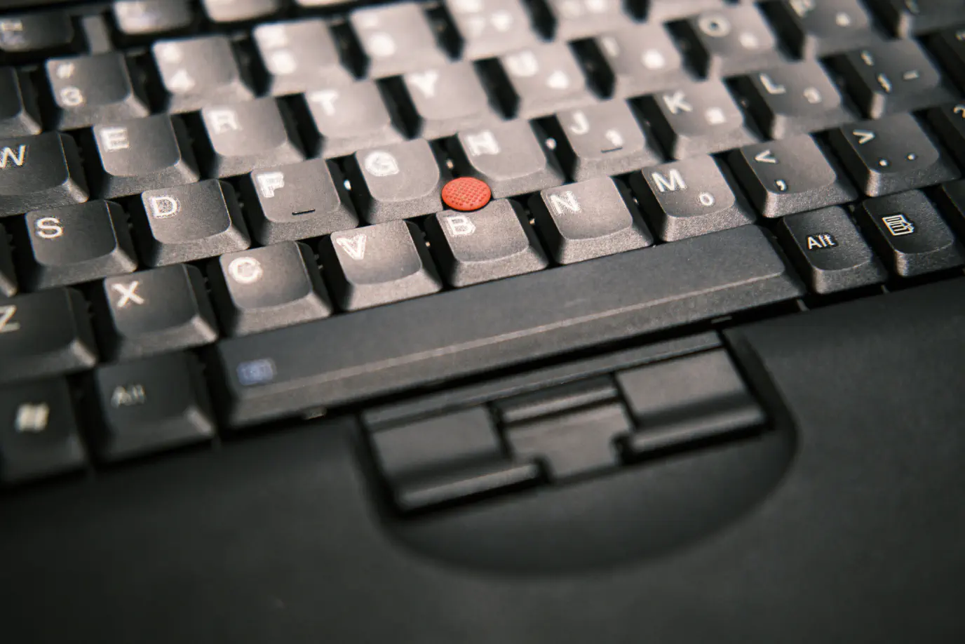 A ThinkPad X60T keyboard highlighting the TrackPoint